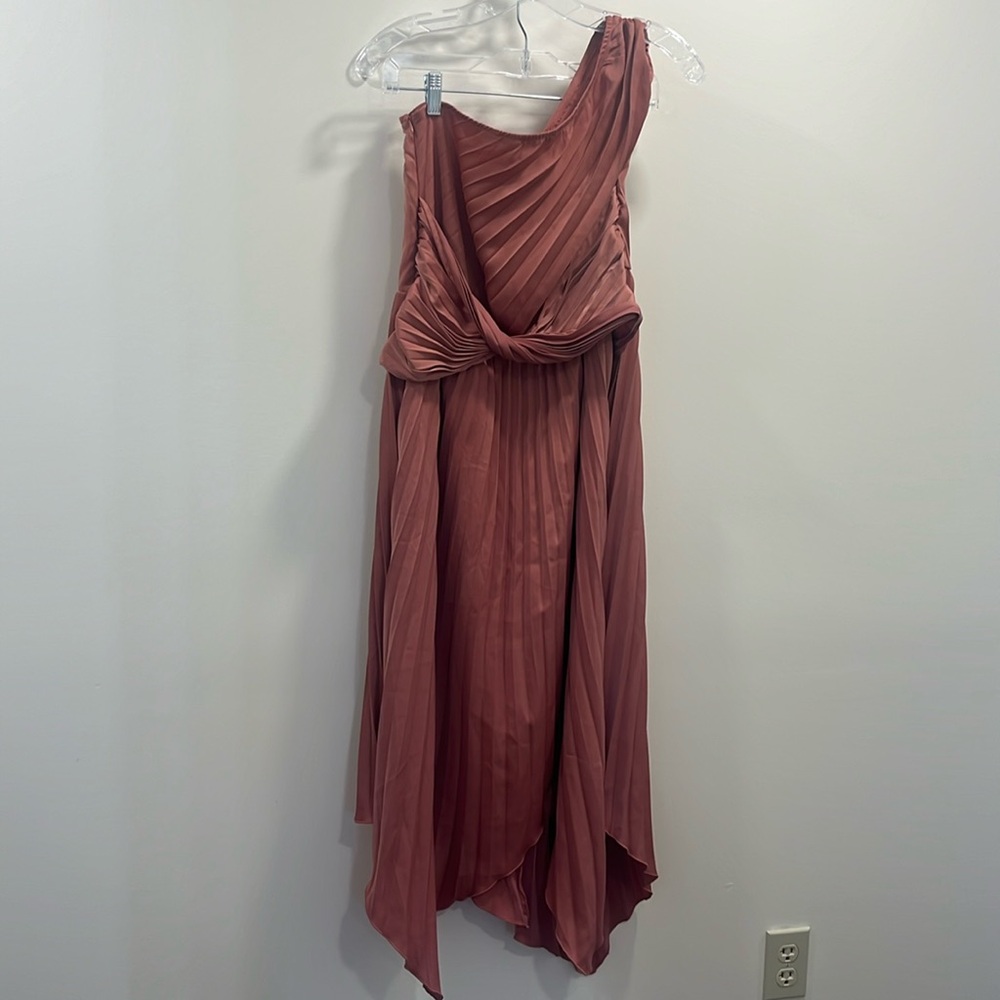 Pretty garden one shoulder dress. Tough to hang for a photo